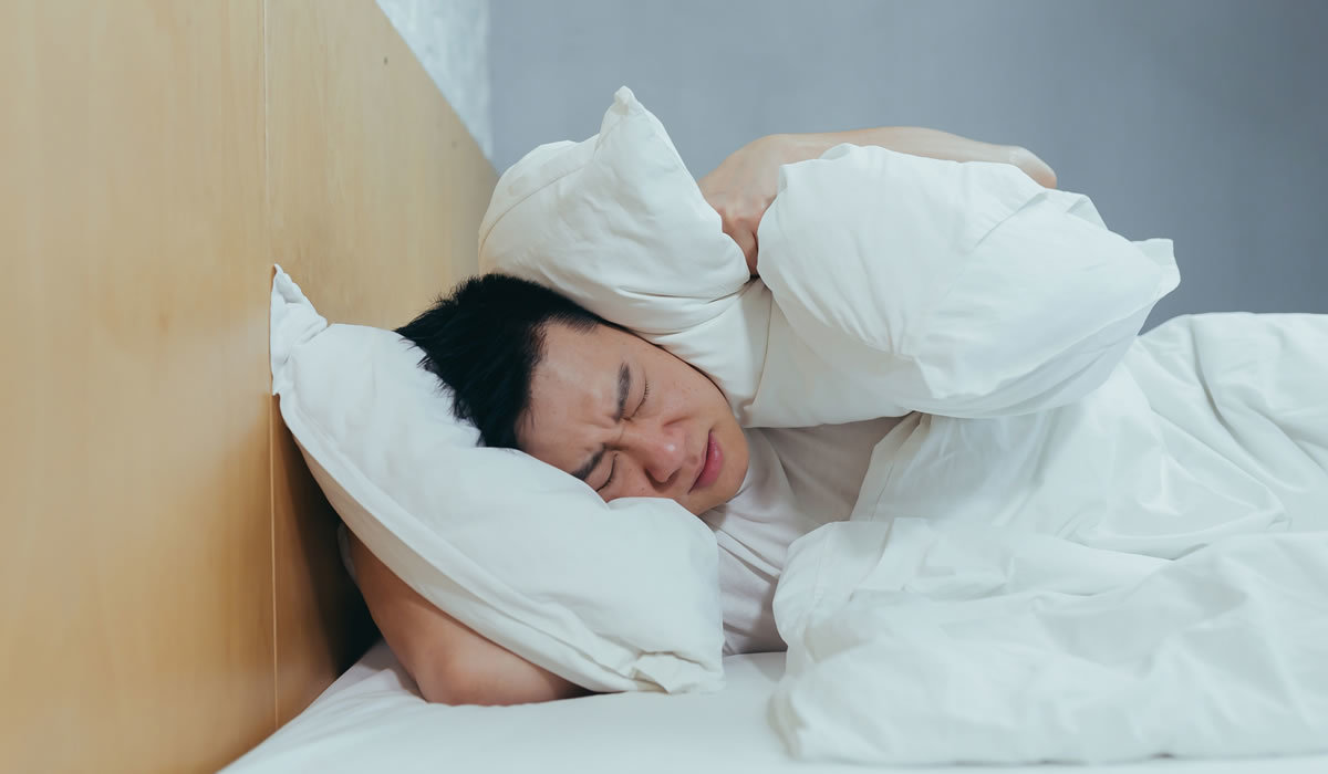 aircon-noisy-man-hard-to-sleep